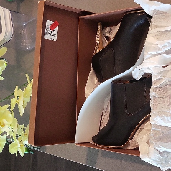 Vintage Black w/ snakeskin heel bootie! RARE CLASSY FIND! - Picture 13 of 15